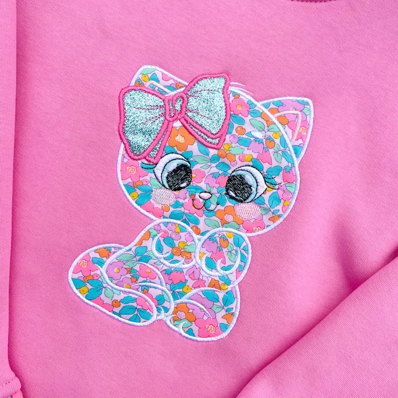 Sweat molletonné rose bonbon et liberty Betsy berry delight chaton – Image 2