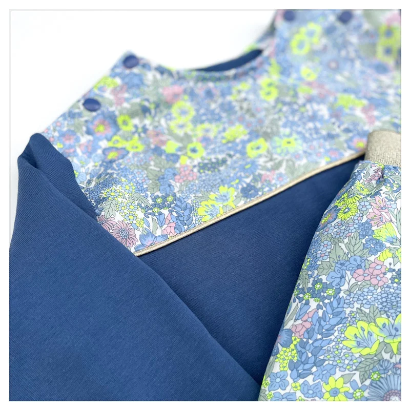 Sweat léger bleu océan et Liberty Margaret Annie fluo givré – Image 3