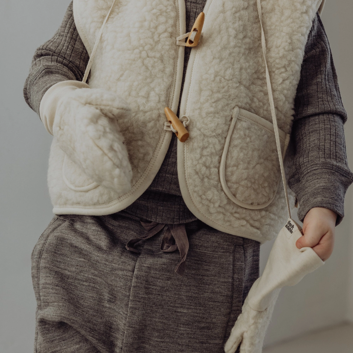 Gilet enfant sherpa laine | Milk – Finch and Fable – Image 2