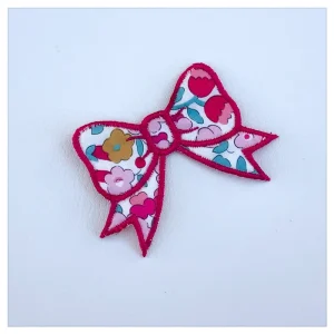 Barrette nœud brodé Betsy Fraise