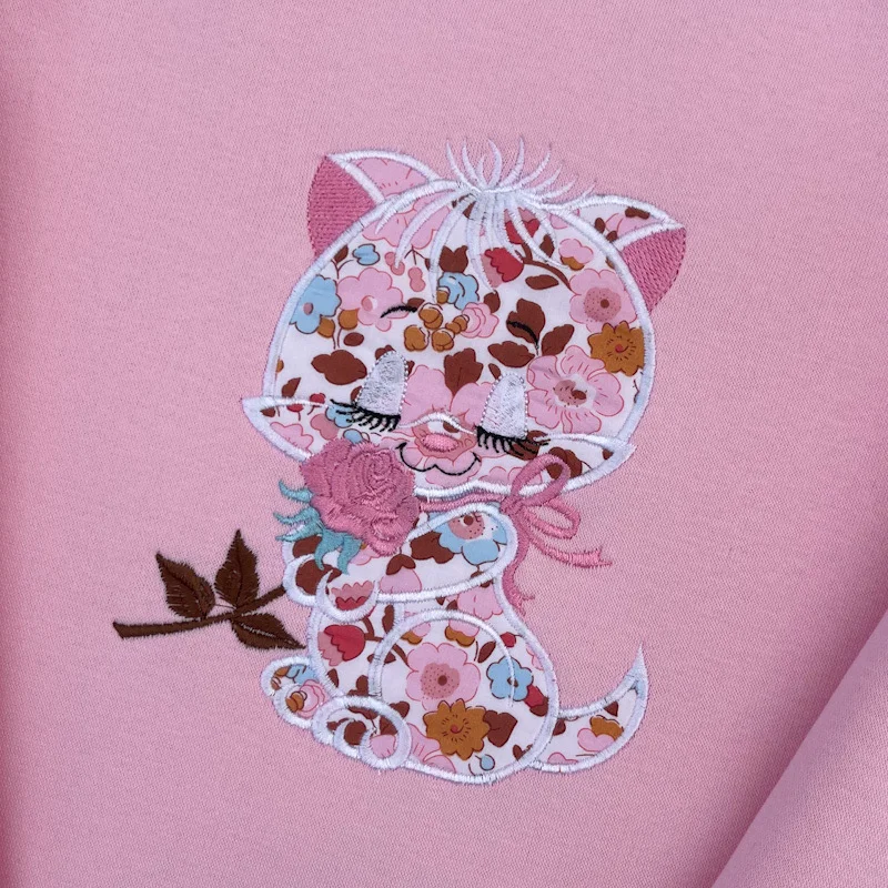 Sweat molletonné rose layette et liberty Betsy écureuil broderie chaton – Image 2