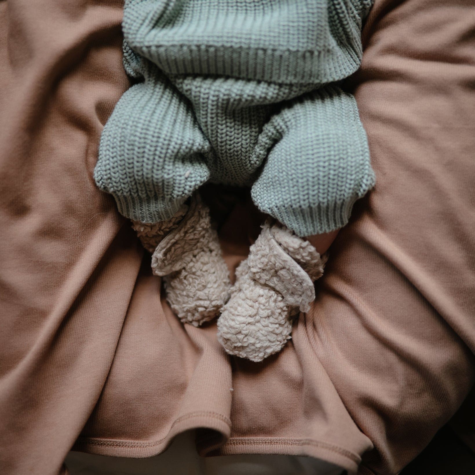 Chaussons bébé sherpa | Beige – Mushie – Image 2