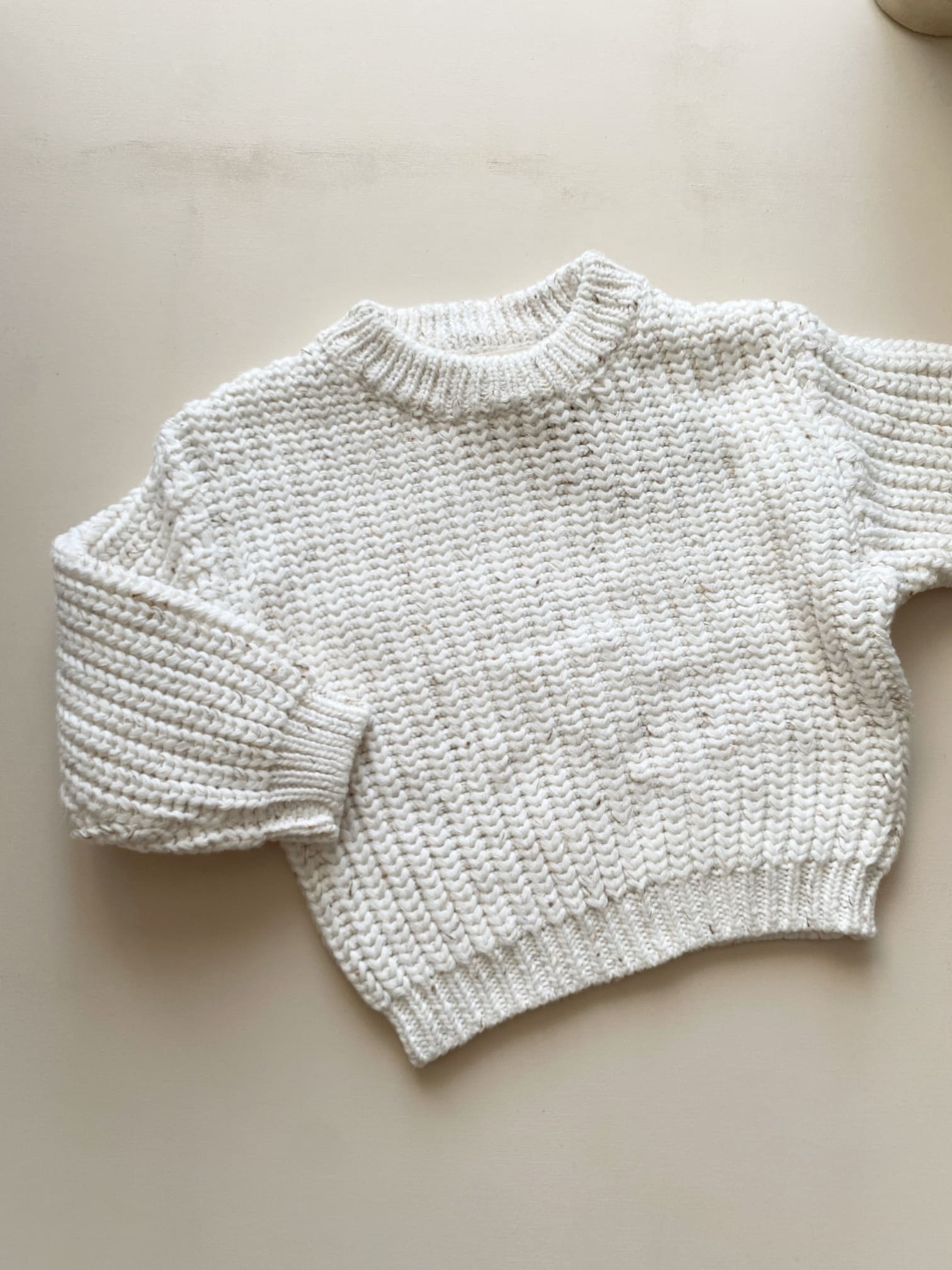 Pull bébé oversize | Blanc moucheté – Image 2